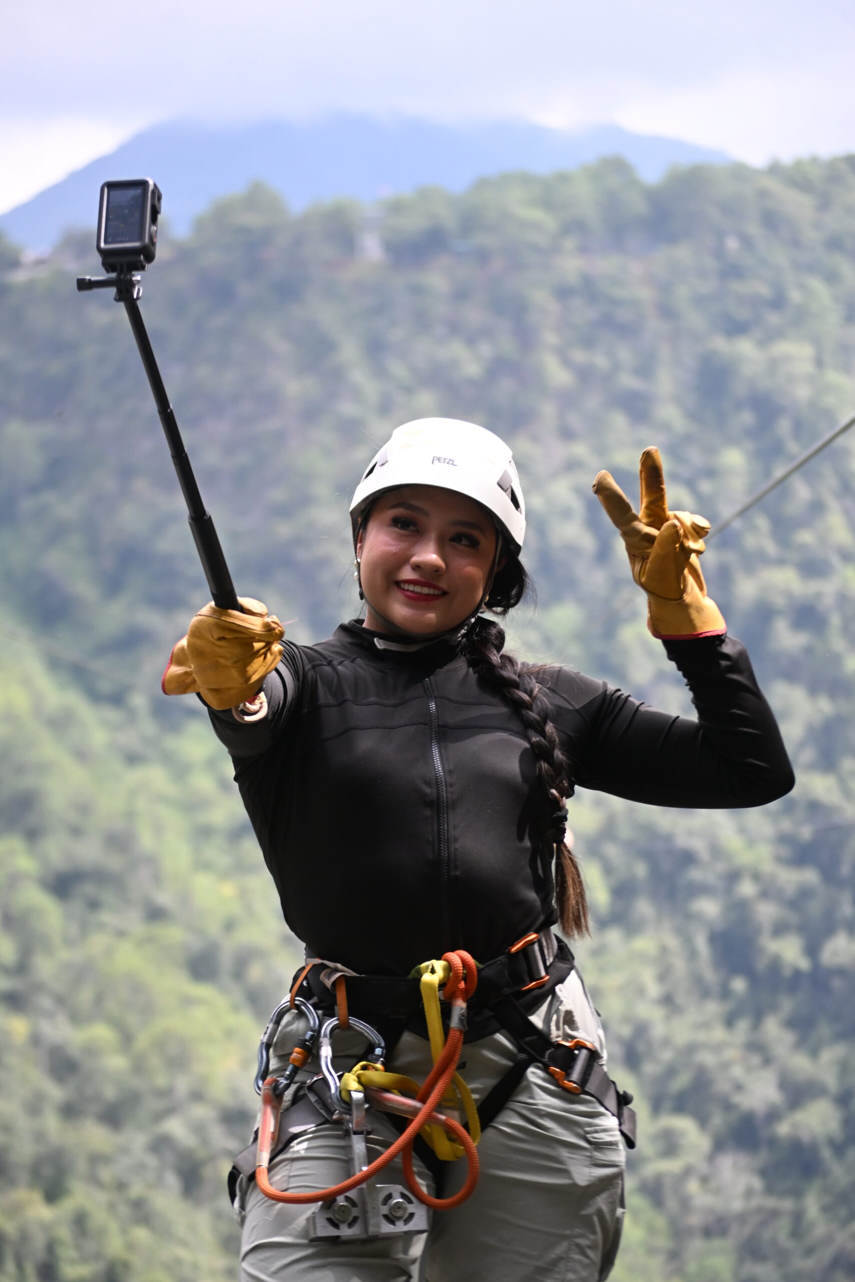 Visitante con casco y cámara de acción en bastón