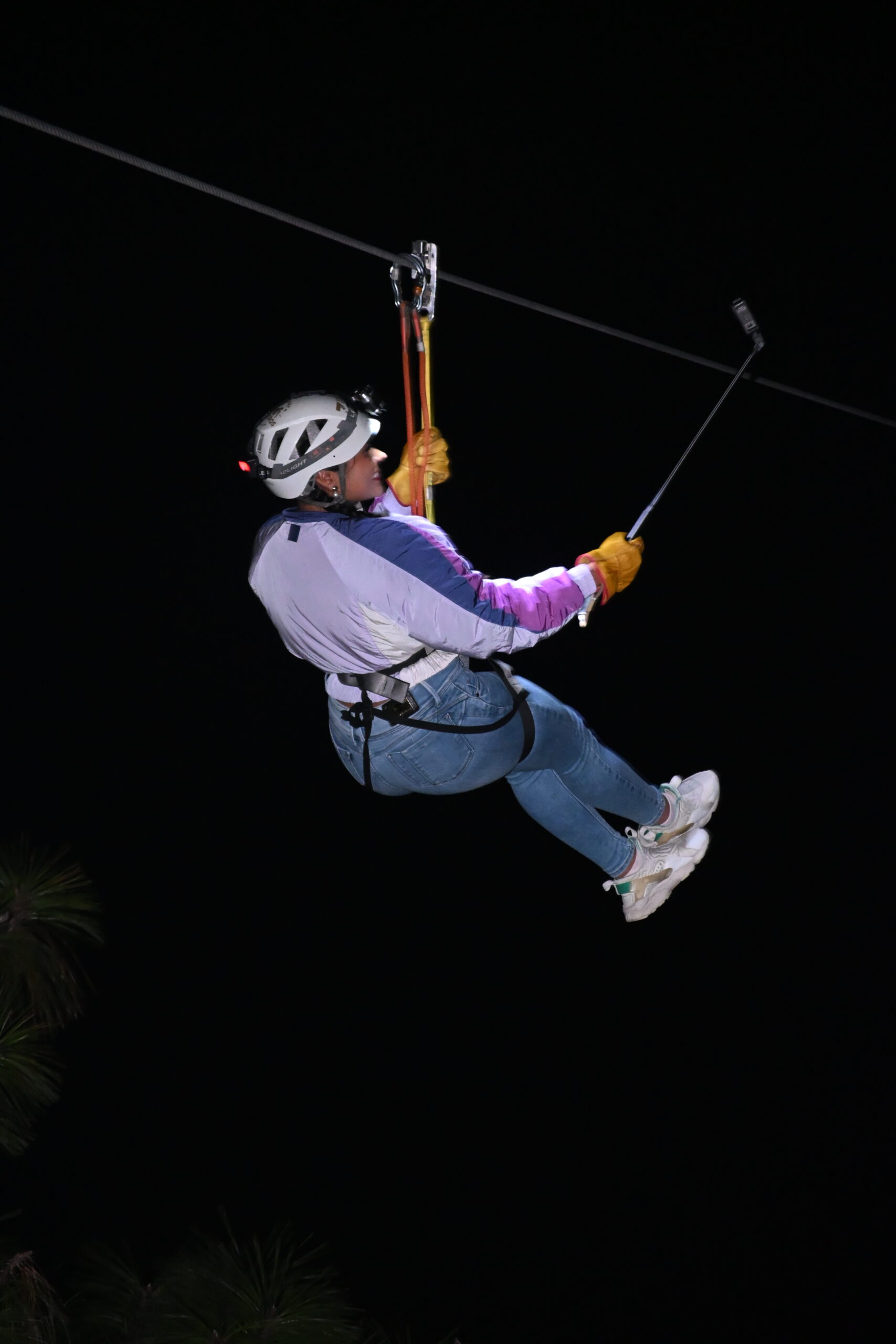 Visitante grabando durante un vuelo nocturno